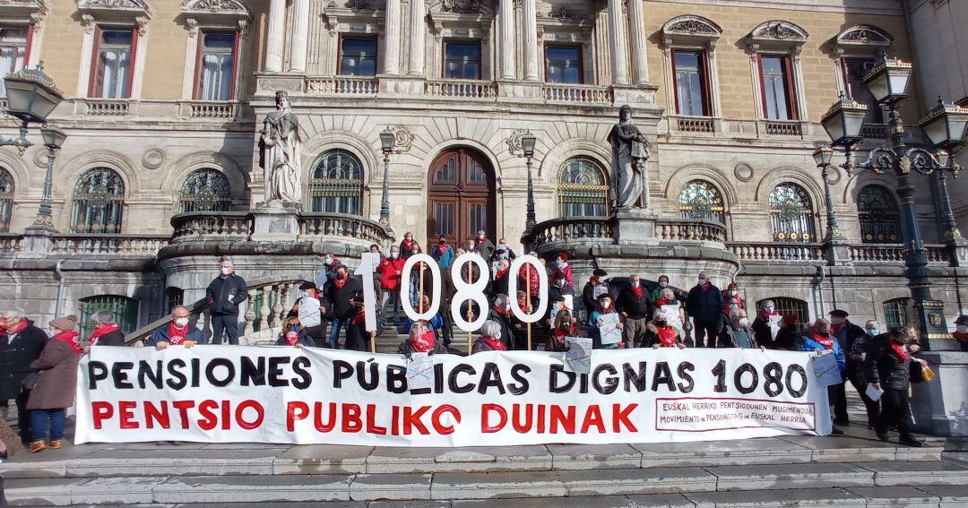 Los pensionistas frente al Ayuntamiento de Bilbao en el tercer aniversario de su primera concentración, el 15 de enero de 2018