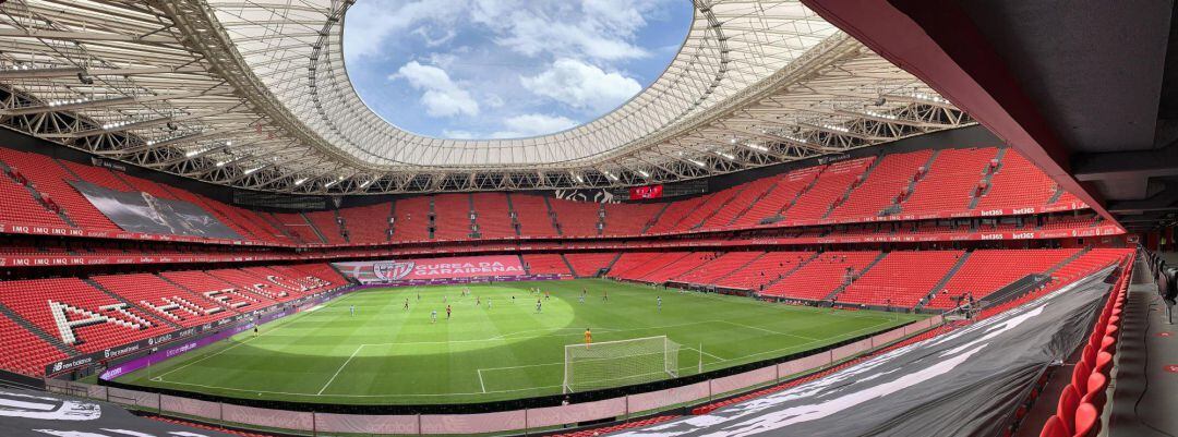 Gradas vacías durante el partido entre el Athletic de Bilbao y el Atlético de Madrid correspondiente a la jornada 28 de Liga de Primera División, la primera tras el parón por la pandemia del coronavirus, disputado este domingo en el estadio de San Mamés.