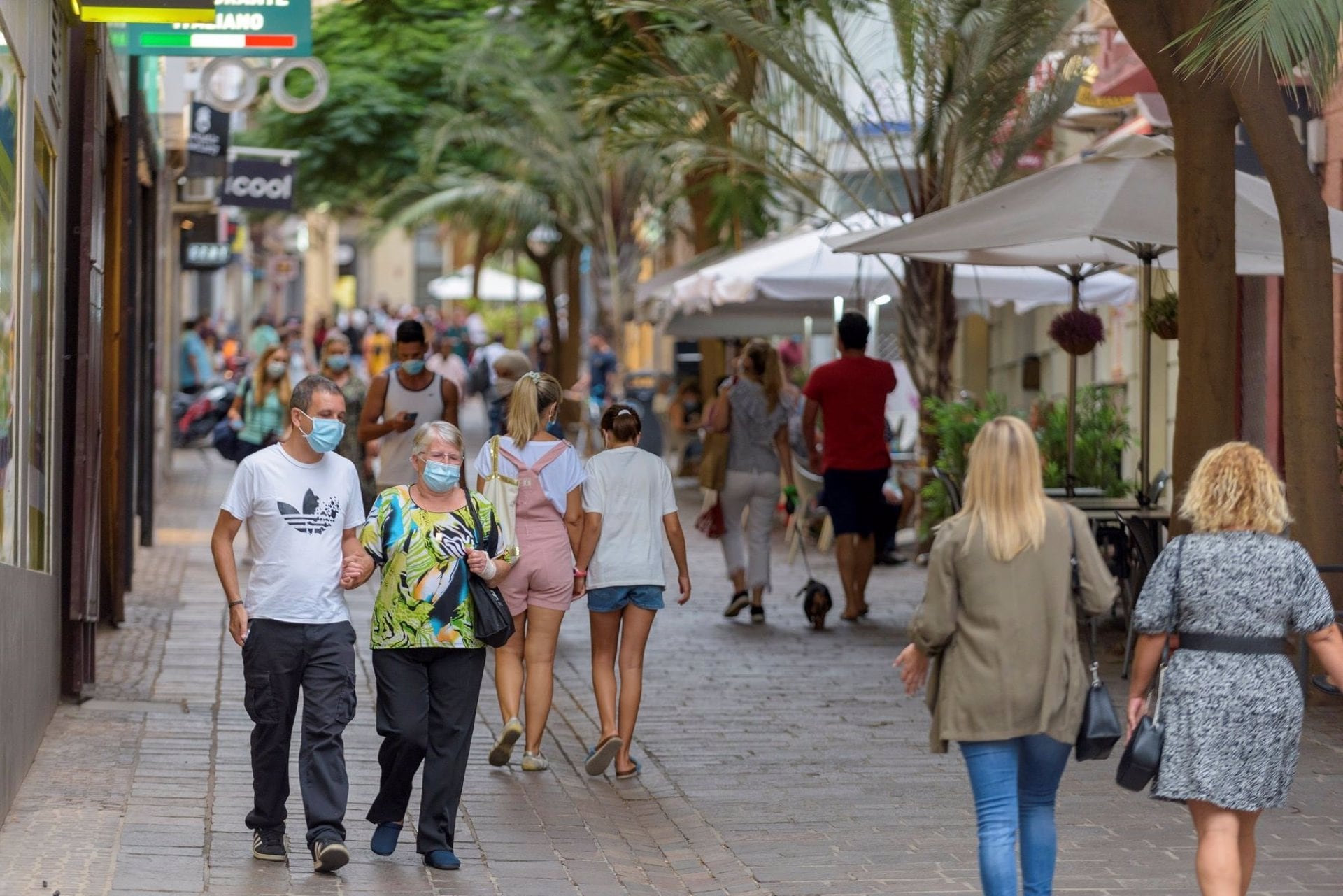 Gente con mascarilla paseando por Santa Cruz de Tenerife.