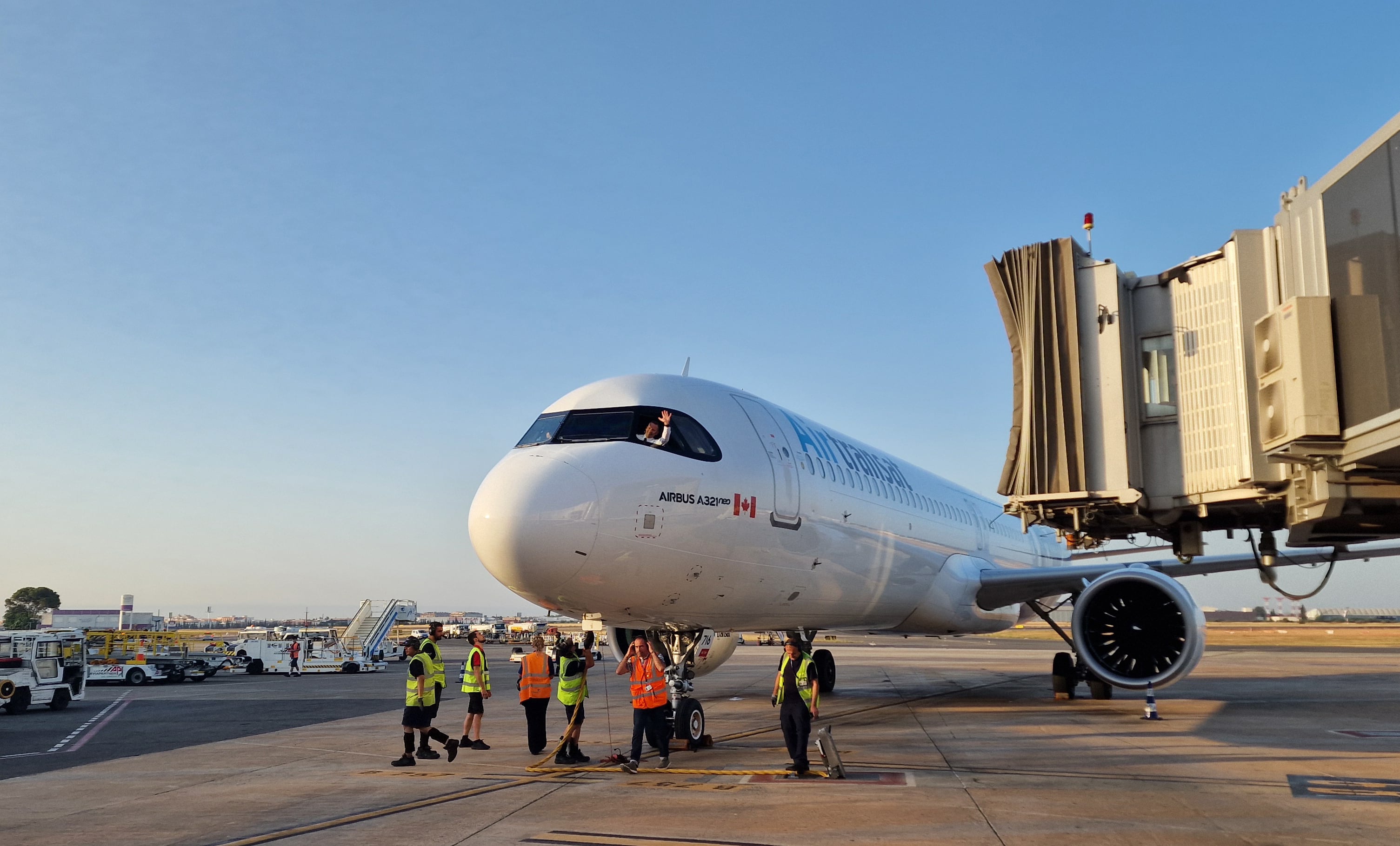 Llegada del vuelo de Montreal al aeropuerto de Manises