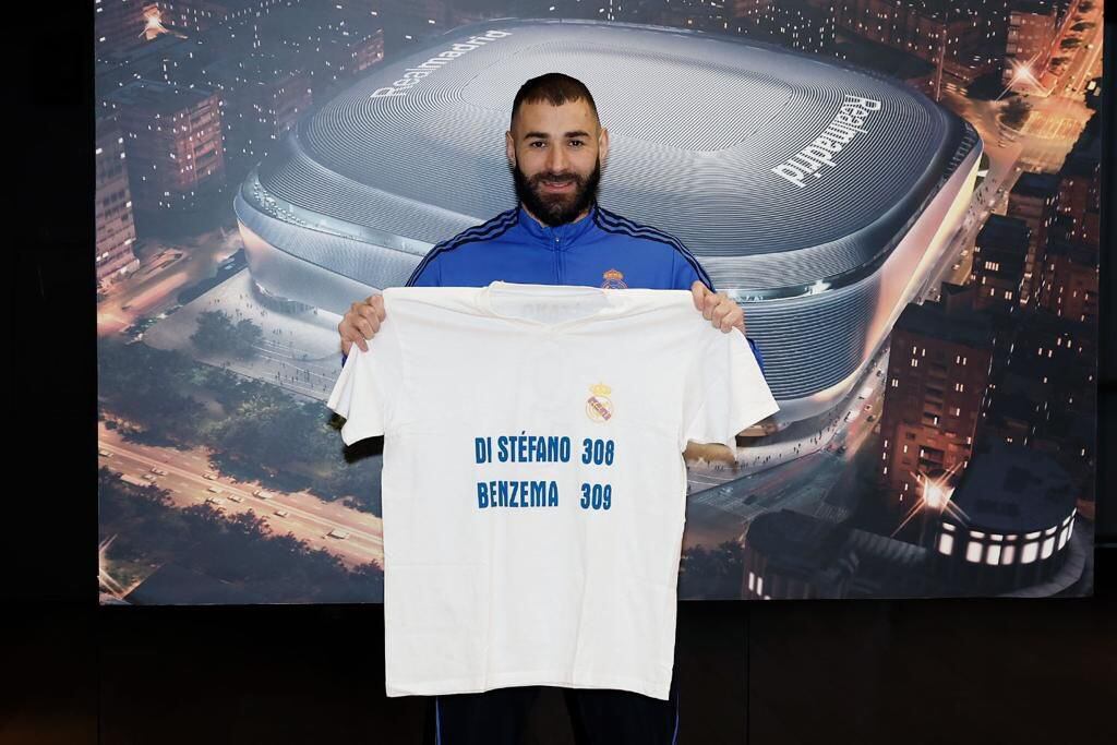 Karim Benzema posa con una camiseta conmemorativa