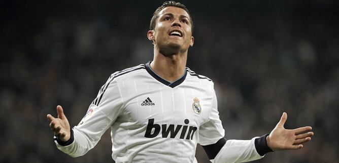 El delantero portugués del Real Madrid Cristiano Ronaldo celebra su primer gol durante el partido frente a la Real Sociedad correspondiente a la decimoctava jornada de liga en Primera División que se disputa en el estadio Santiago Bernabéu