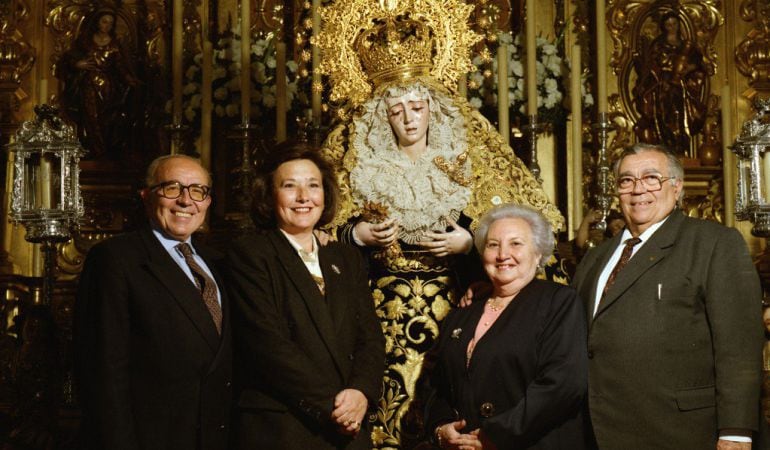 Imagen de archivo de Pepe Garduño, a la izquierda, y su hermano Antonio posando ante la Virgen de La Estrella