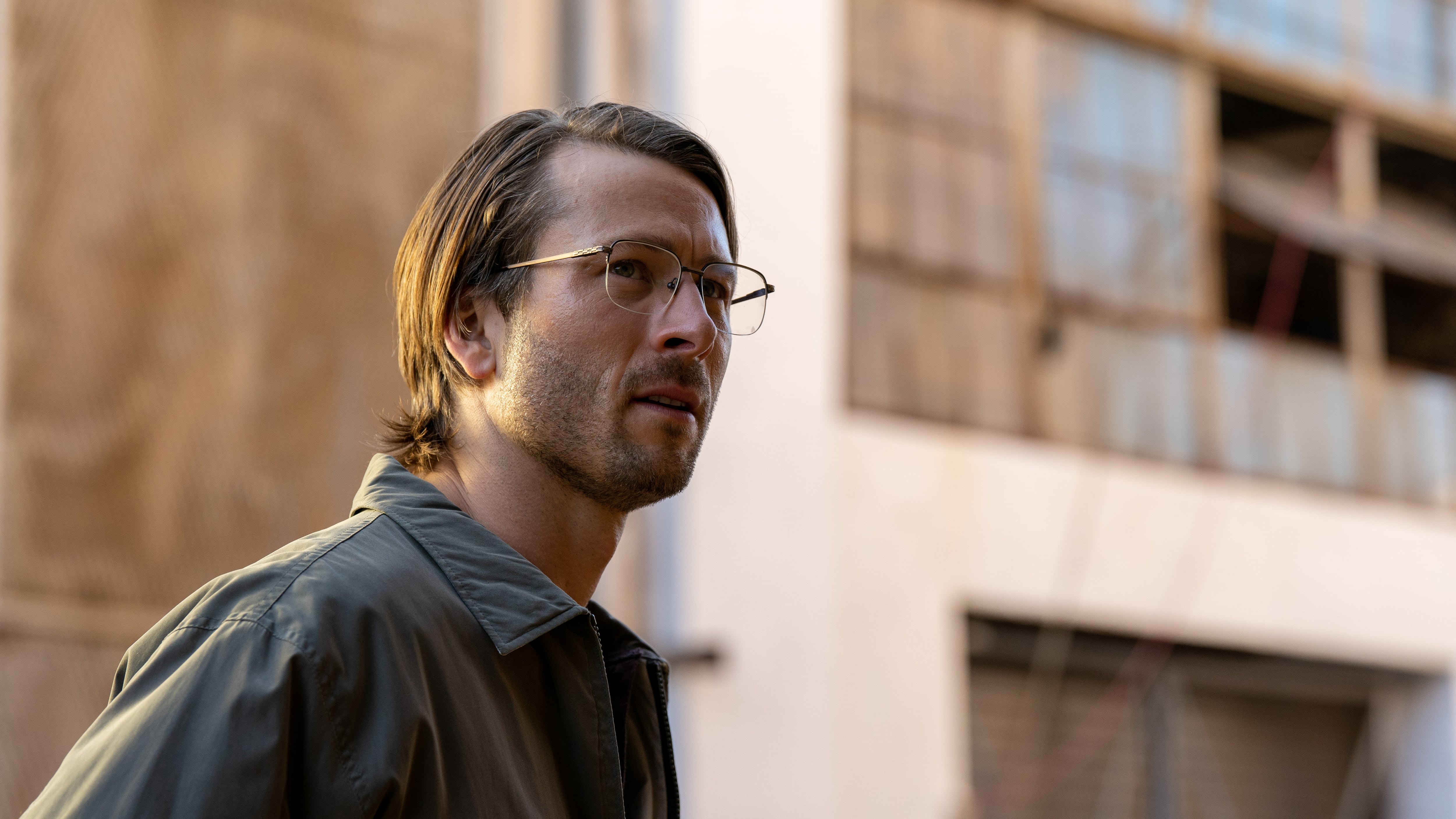 Fotograma de Glen Powell en &#039;Hit man&#039;