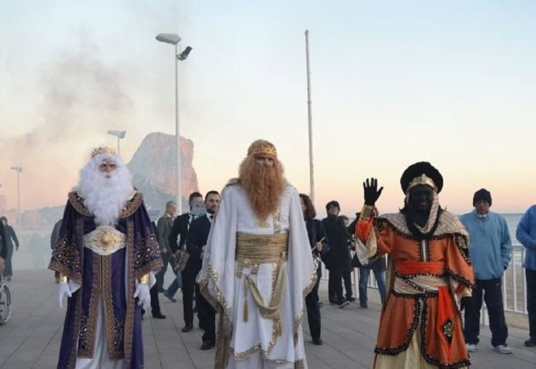 Imagen de archivo de una anterior visita de los Reyes Magos a Calp.