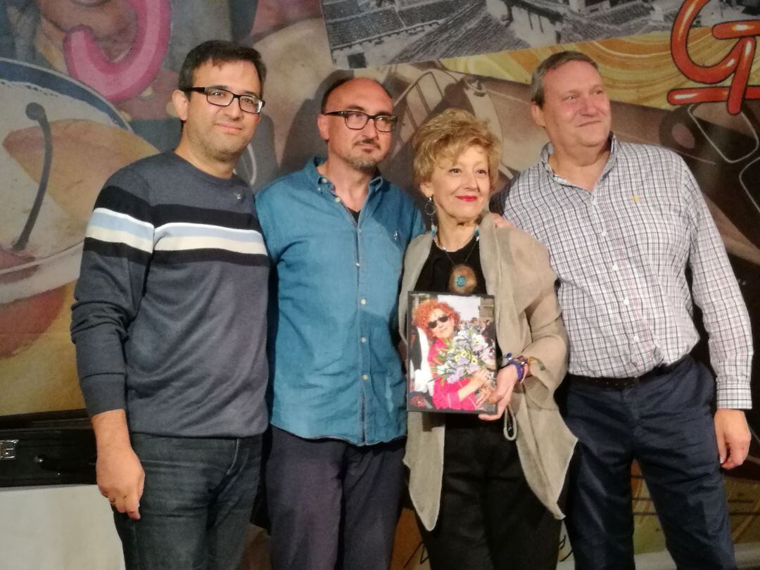 Foto de familia de los galardonados durante el Cocido del Santo, junto al presidente de la Ronda Carmelo Gozalo (d)