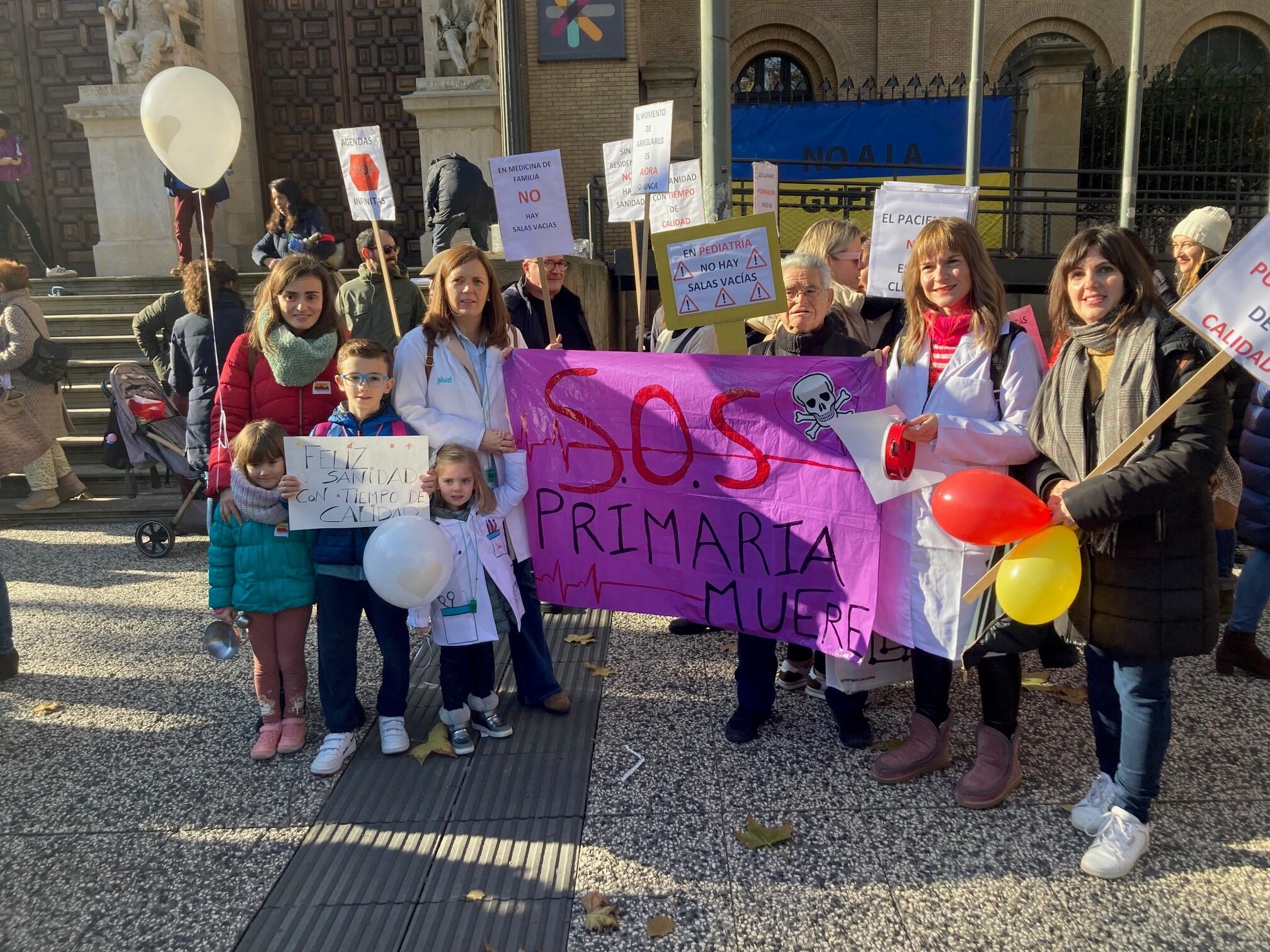 En la manifestación de los médicos han participado asistentes de todas las edades