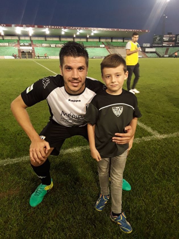 &#039;Paquito&#039; posa en el campo del Mérida