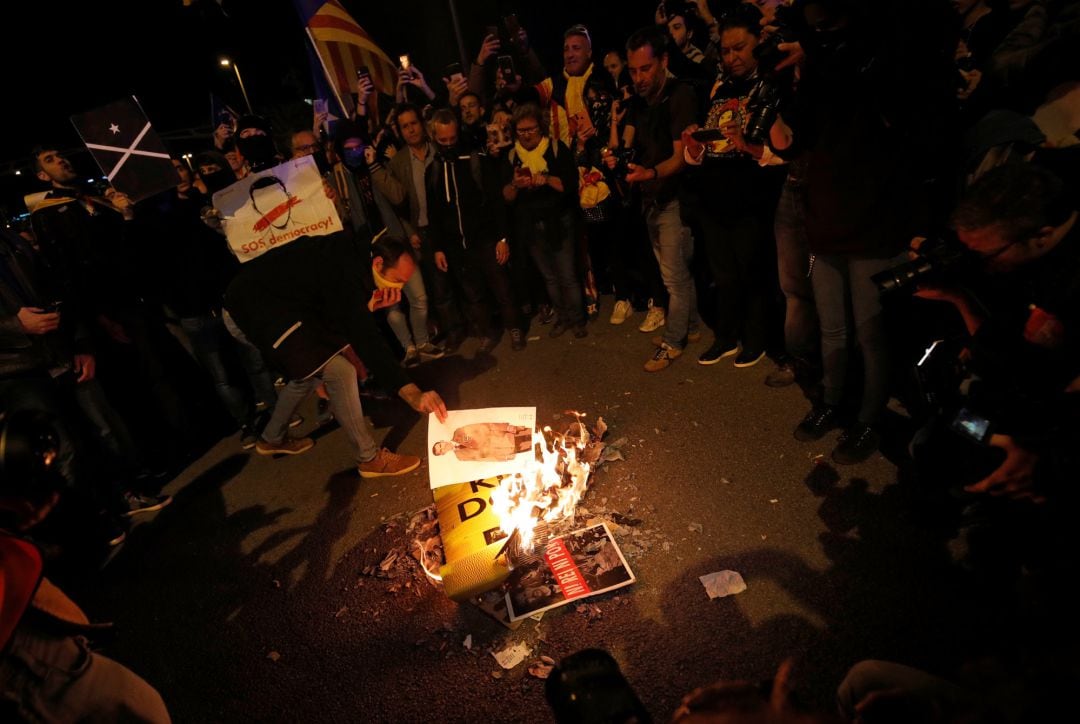 Los separatistas queman retratos del rey en la Diagonal de Barcelona