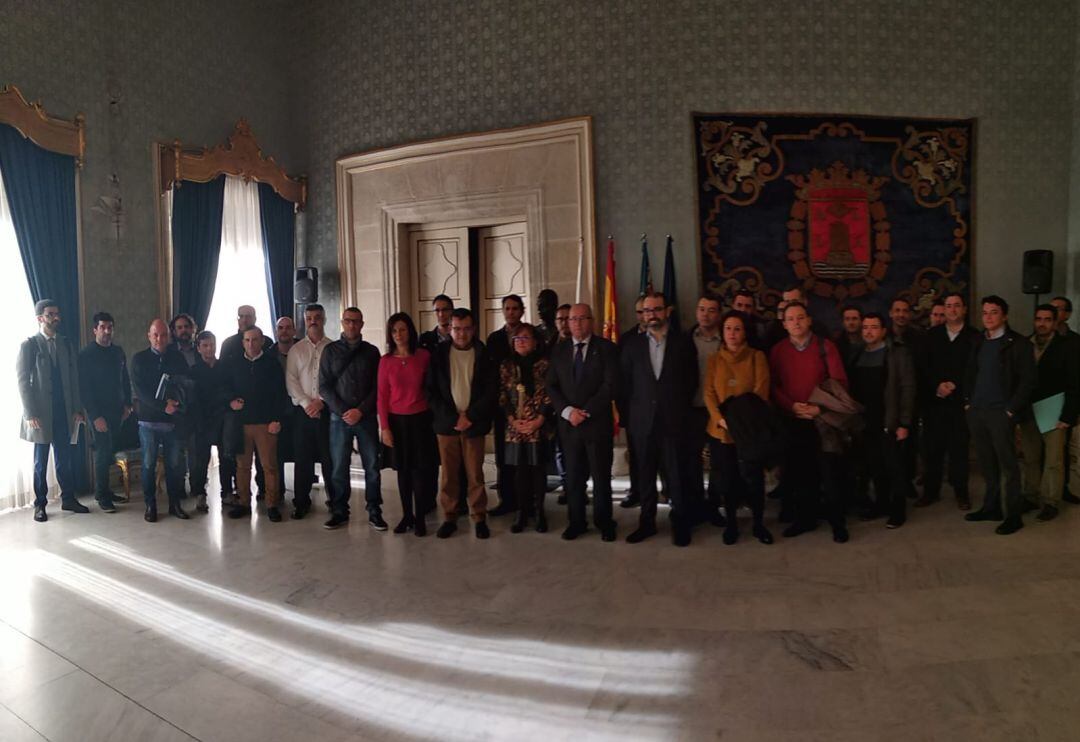 Representantes de las 25 empresas interesadas en el proyecto tras su recepción en el Salón Azul