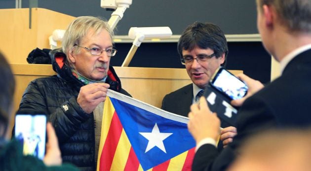 Puigdemont posa con simpatizantes en la Universidad de Helsinki,