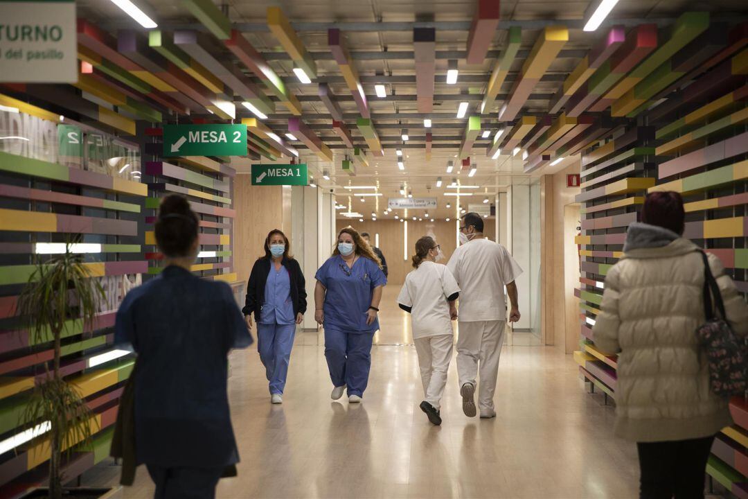 Sanitarios accediendo al Hospital Virgen Macarena