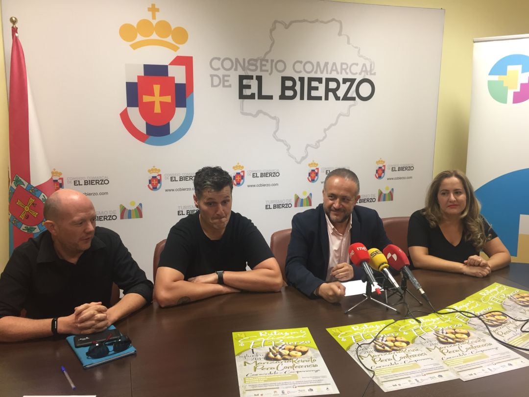 ( de izquierda a derecha) Pablo Linares, director  de la Asociación Berciana de Agricultores y los sellos de calidad del Bierzo, Pablo Linare; Daniel Franco, agricultor y concejal de agricultura del Ayuntamiento de Carracedelo; Gerardo Álvarez Courel y Yoanna Franco, concejala de Cultura del Ayuntamiento de Camponaraya.