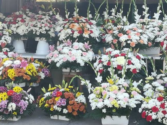 Flores que se exponen para su venta en el puesto de la entrada al camposanto