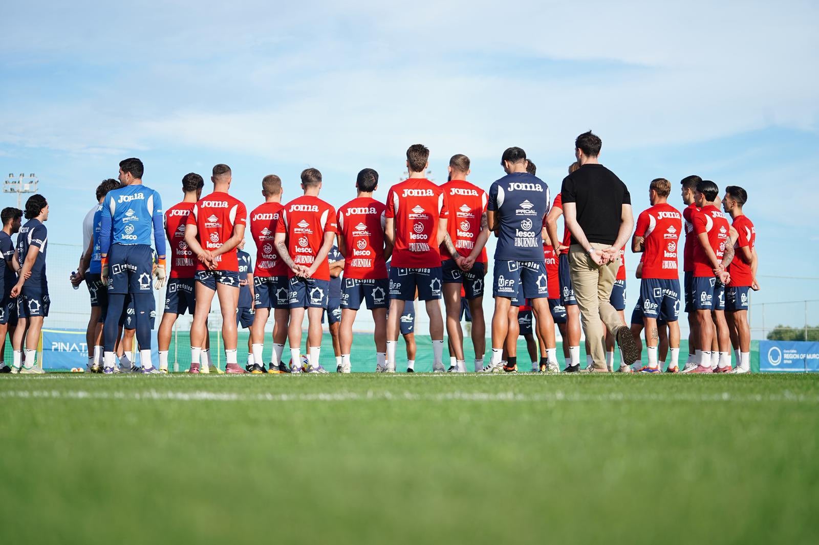 Adrián Colunga dirige su primer entrenamiento con la plantilla del Real Murcia en Pinatar Arena.