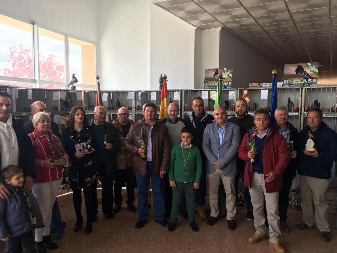 Foto de familia con premiados, autoridades y responsables del club y federación