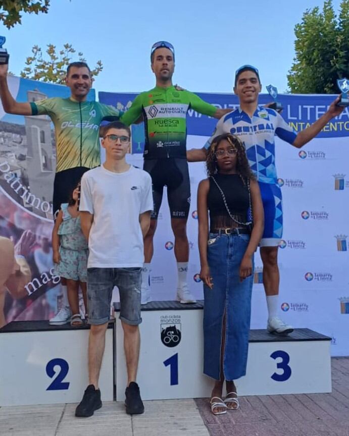 Jonás Sancho en el podio en Tamarite