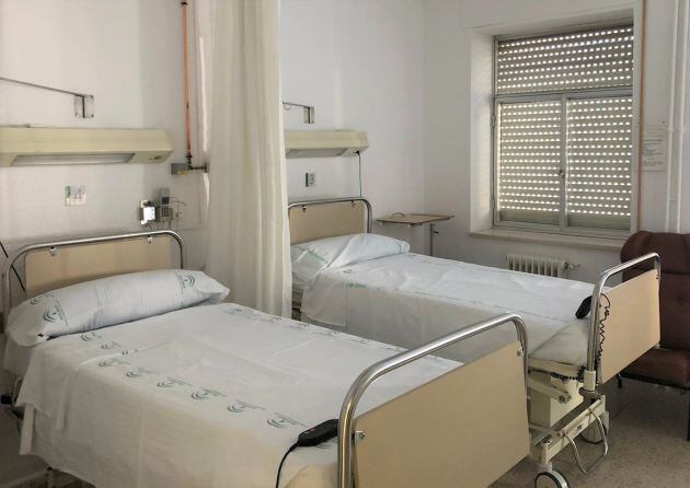 Una de las habitaciones de la zona especial habilitada para pacientes con covid-19 en el viejo hospital San Cecilio de Granada