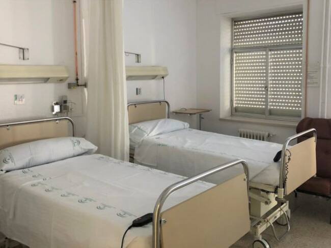 Una de las habitaciones de la zona especial habilitada para pacientes con covid-19 en el viejo hospital San Cecilio de Granada