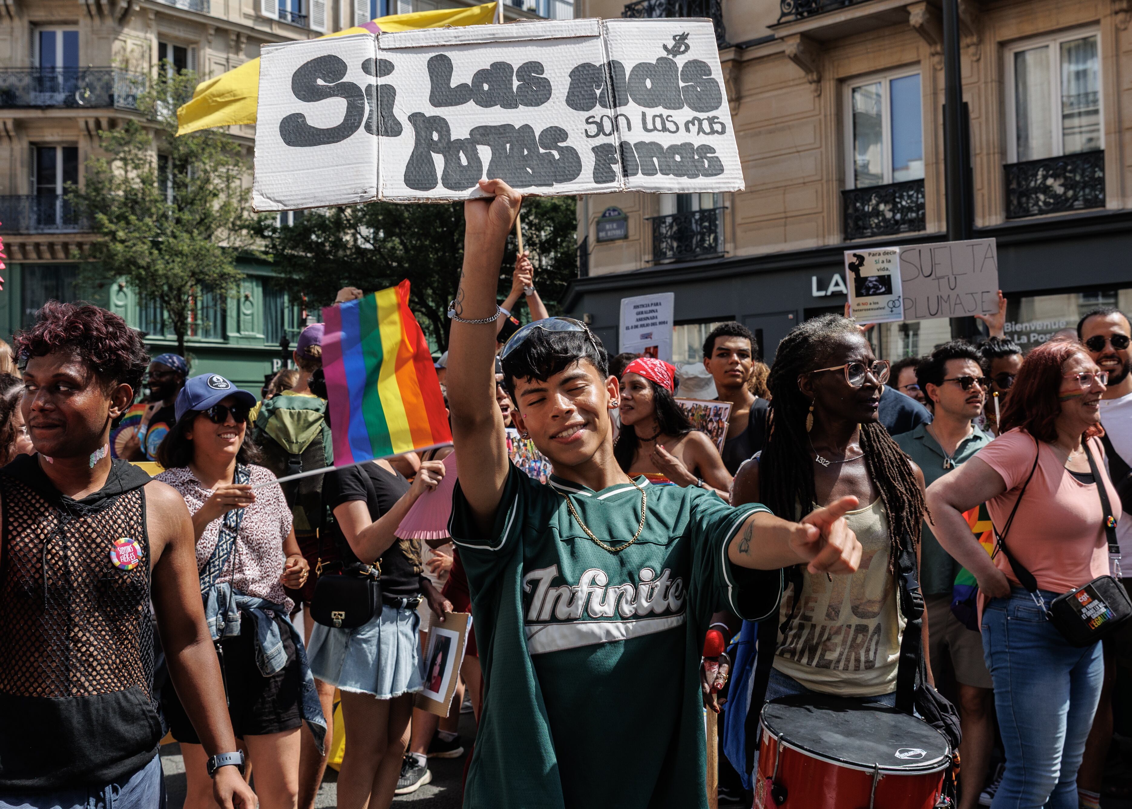 Una multitud de personas ha recorrido las calles de París para celebrar el Orgullo este sábado. EFE/EPA/SADAK SOUICI