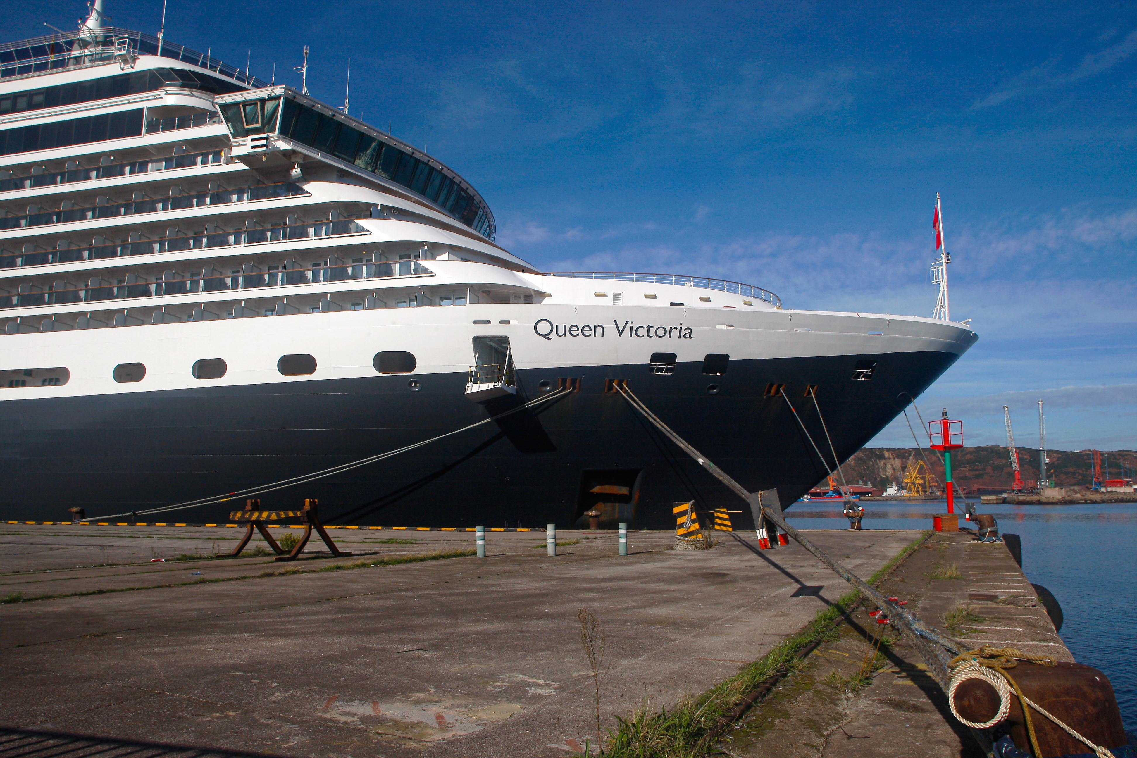 GIJÓN, 26/10/2022.- El crucero Queen Victoria, con 249 metros de eslora y con capacidad para 2.000 pasajeros y 991 tripulantes, ha atracado a primera hora de este lunes en Gijón. El barco, de la compañía Cunard, ha llegado a Gijón en torno a las 7:00 horas procedente de La Coruña y permanecerá en la ciudad hasta las 17:00 horas, cuando pondrá rumbo a Santander. EFE/Juan González
