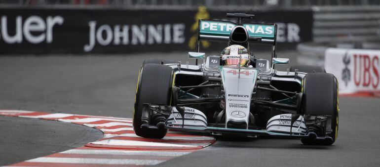 Hamilton negocia una curva en Mónaco