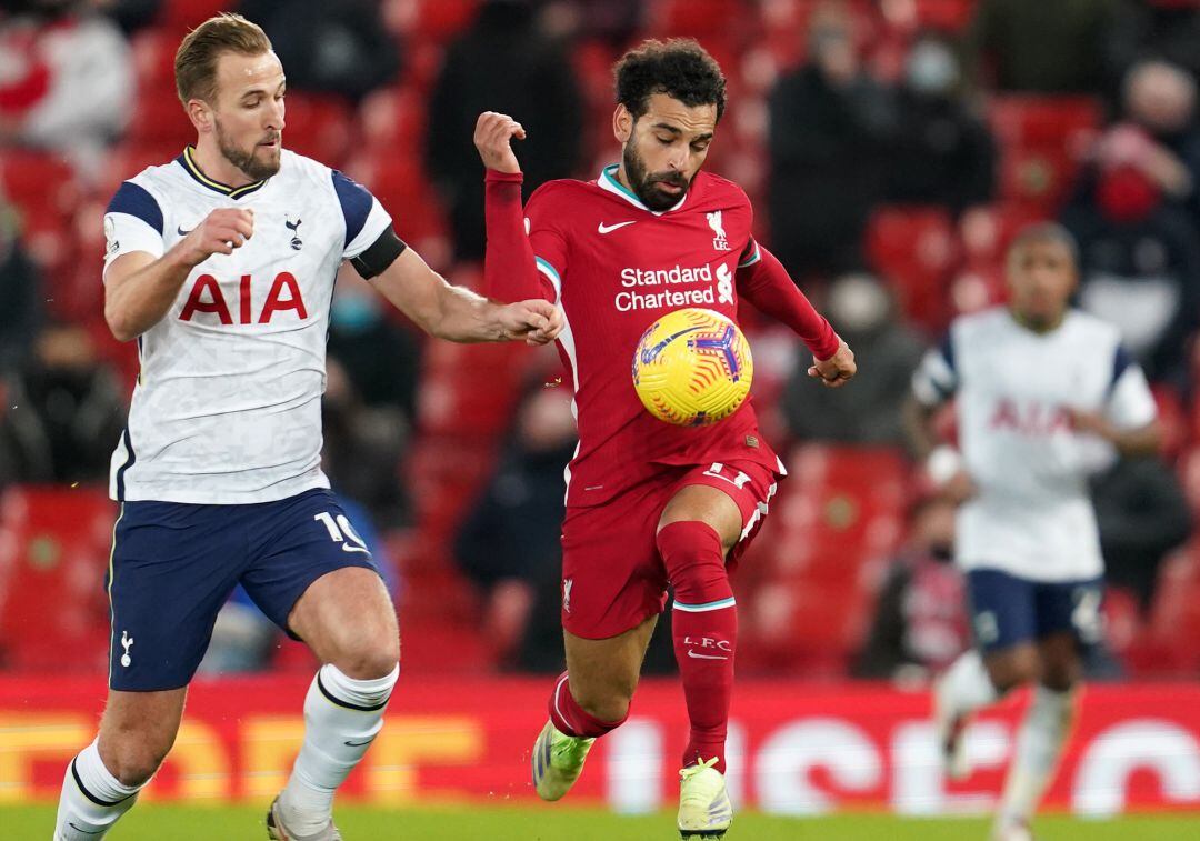 Kane y Salah disputan la pelota en un partido de la presente temporada de la Premier League