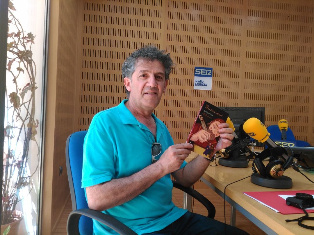 El escritor, Paco López Mengual, en los estudios de Radio Murcia