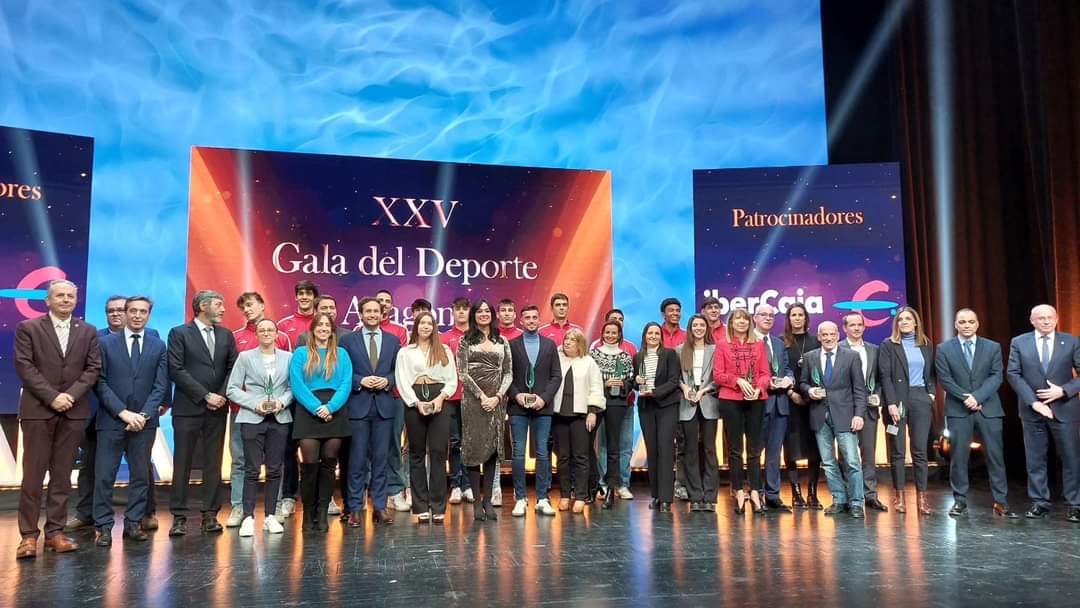 Foto de familia de los premiados en la Gala del Deporte Aragonés celebrada en Huesca