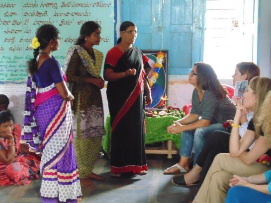 Ángels Barceló charla con las mujeres de Andhra Pradesh