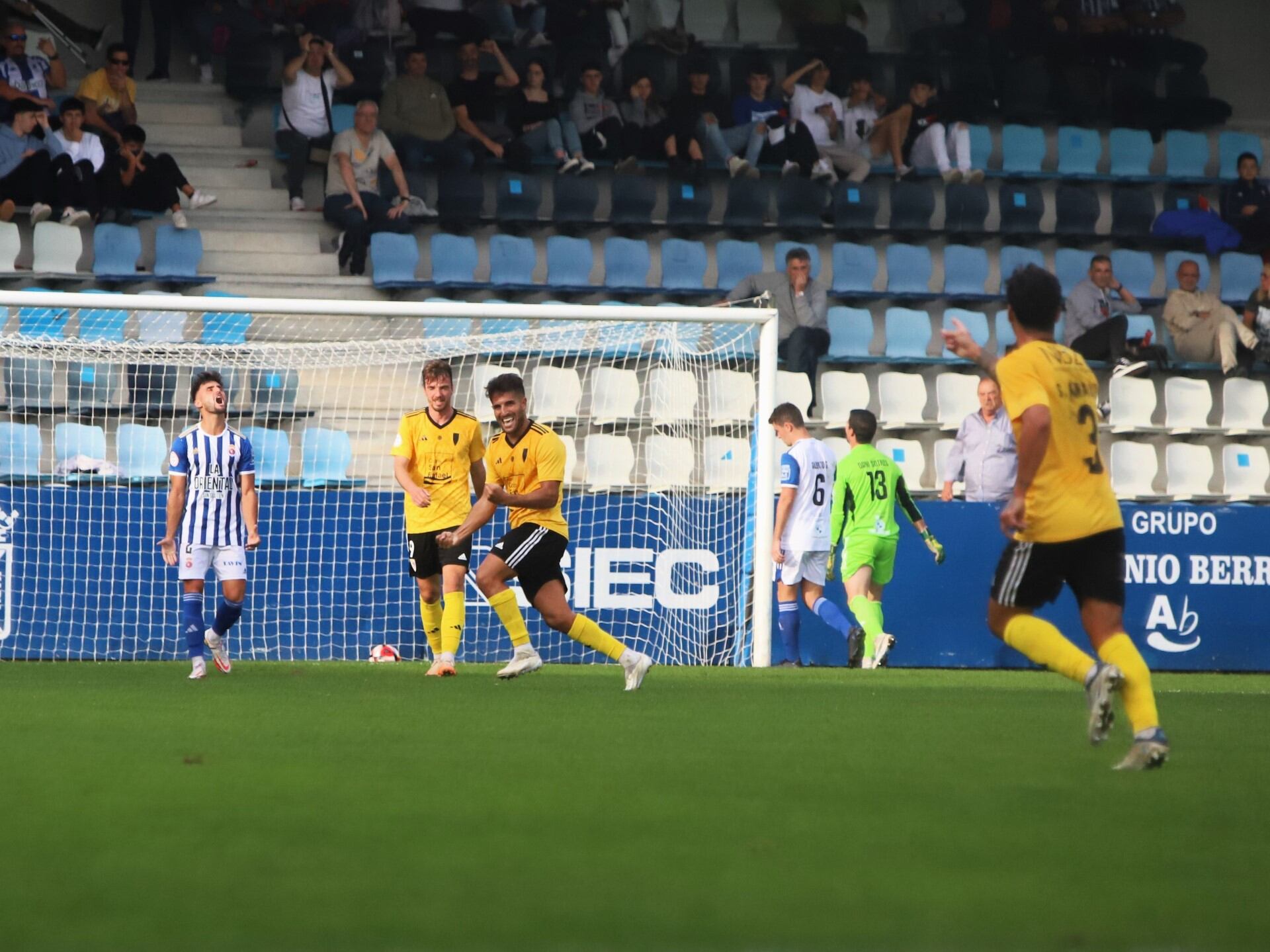 Juampa Barros celebra el primero de sus dos tantos, un auténtico golazo de tacón