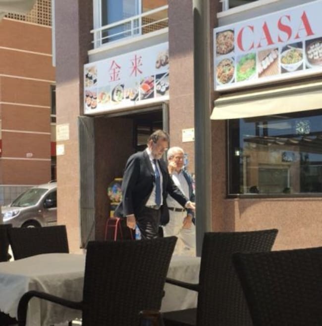 Mariano Rajoy y Francisco Riquelme salen del edificio del Registro de la Propiedad de Santa Pola