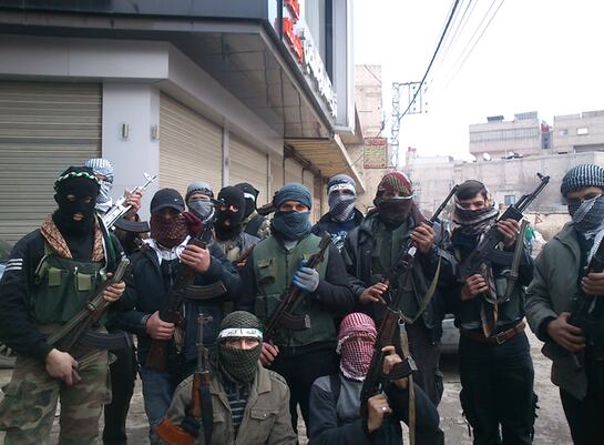 Ejercito Libre Sirio custodia la entrada al suburbio de Saqba, a 5km de Damasco