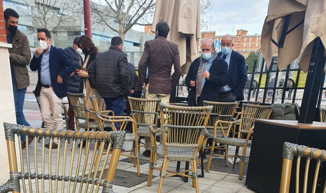 Francisco Igea (d) abandona la terraza en la que estaba acompañado por una decena de cargos de la Junta de Castilla y León