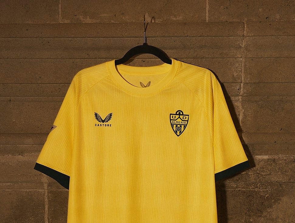 El Almería presenta su tercera equipación para la temporada 2024-2025, de tonalidad amarilla.