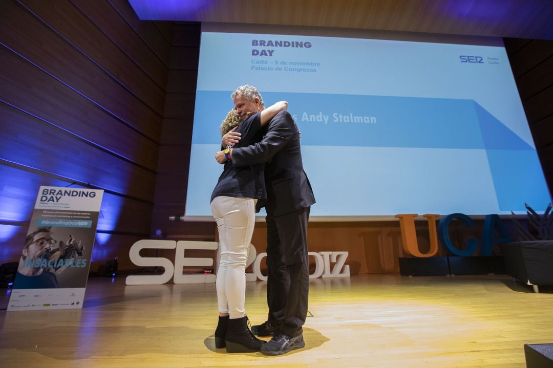 Andy Stalman abraza a una de las participantes del Branding Day en Cádiz