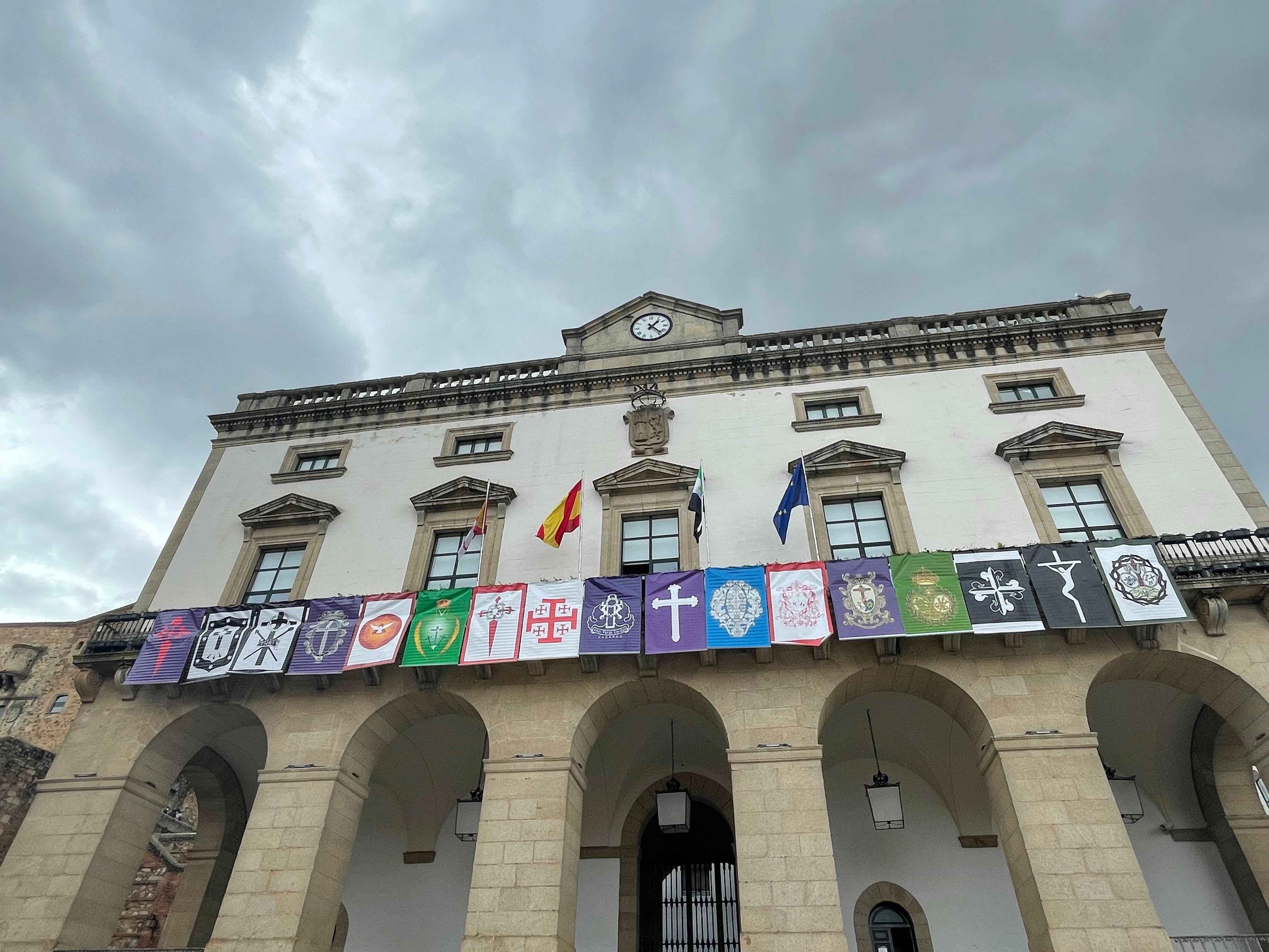 Fachada del Ayuntamiento con los pendones de las Cofradías