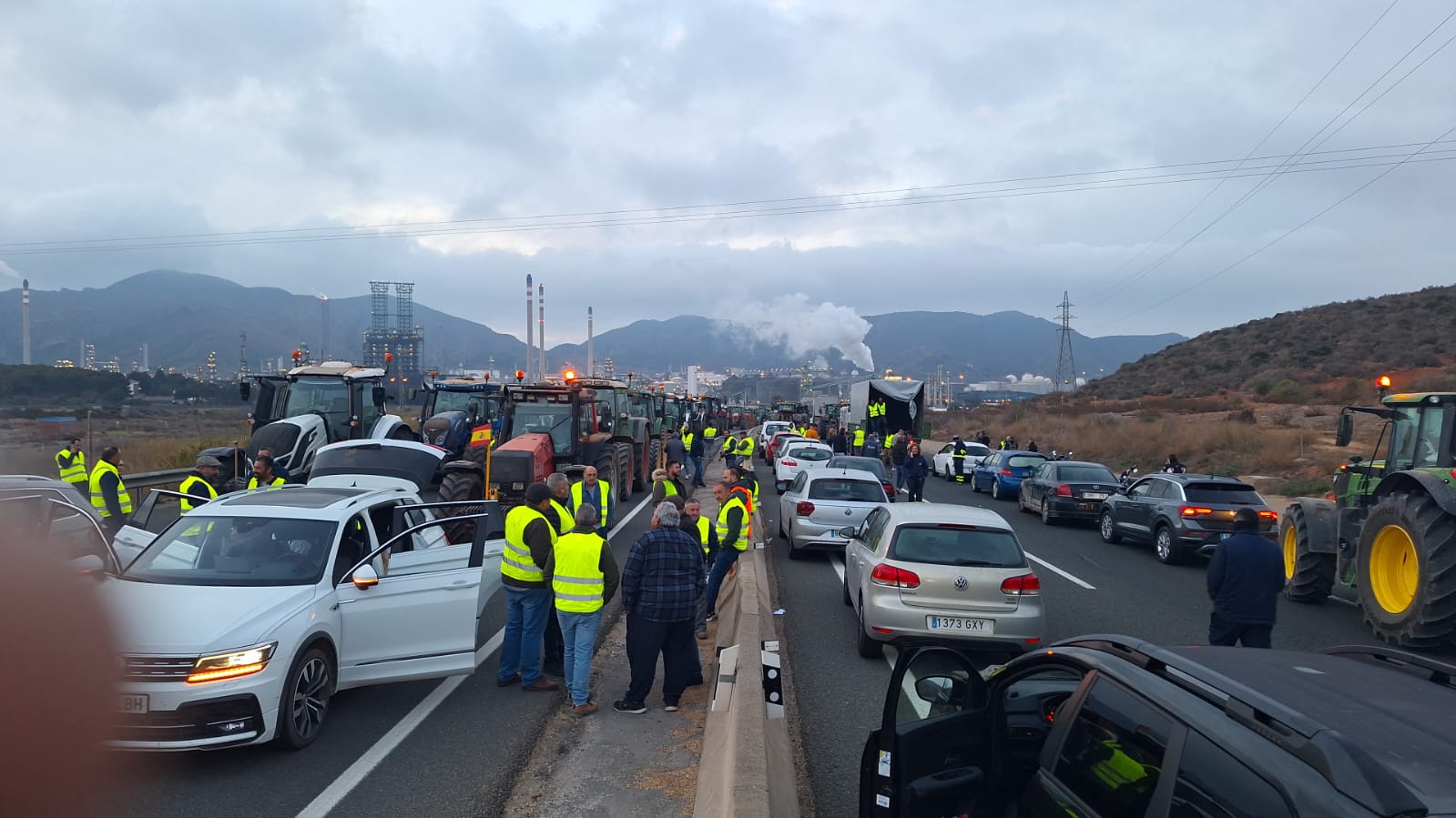 Cortados accesos Valle de Escombreras