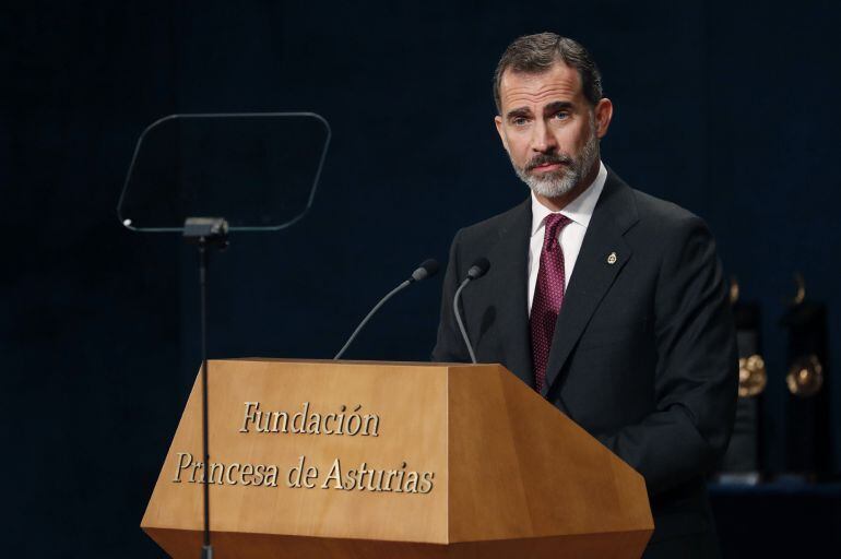  El Rey Felipe pronuncia su discurso durante la ceremonia de entrega de los Premios Princesa de Asturias 2016 que se celebra hoy en el Teatro Campoamor de Oviedo (Asturias). EFE. Ballesteros