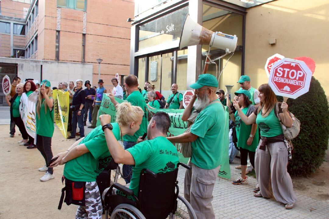 Manifestació de la PAH davant l'Ajuntament de Salt