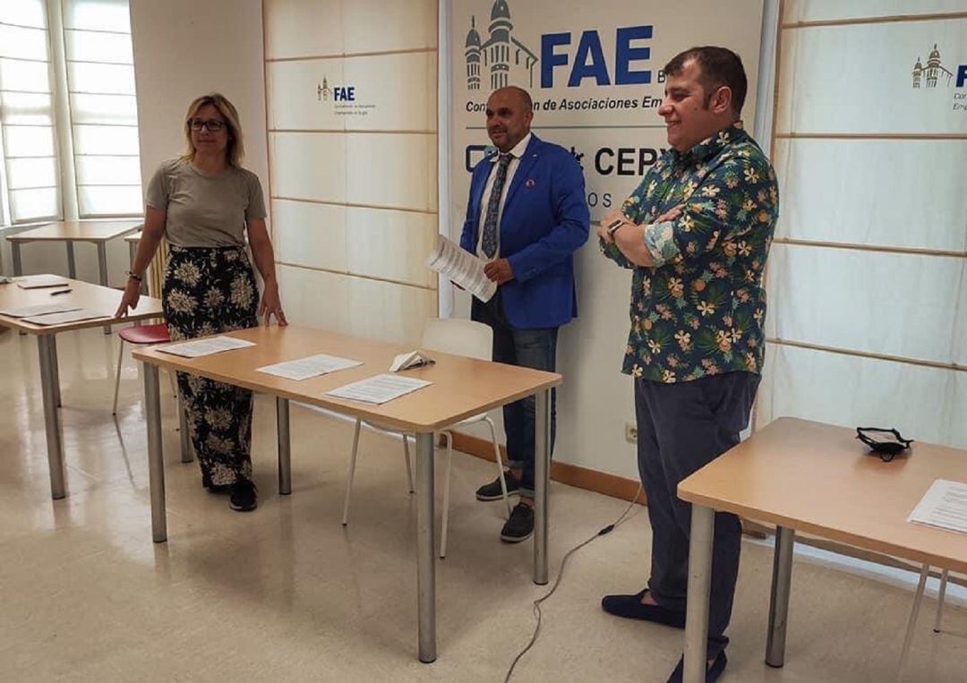 Nuria Leal (zqda), acompañada de Fernando de la Varga, presidente de la Federación Provincial de Empresarios de Hostelería (centro) y José Rey Fernández, presidente de la asociación de hosteleros de Miranda Altamira