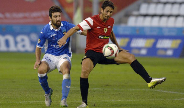 Mariano protege un balón en el partido de ida frente al Lleida