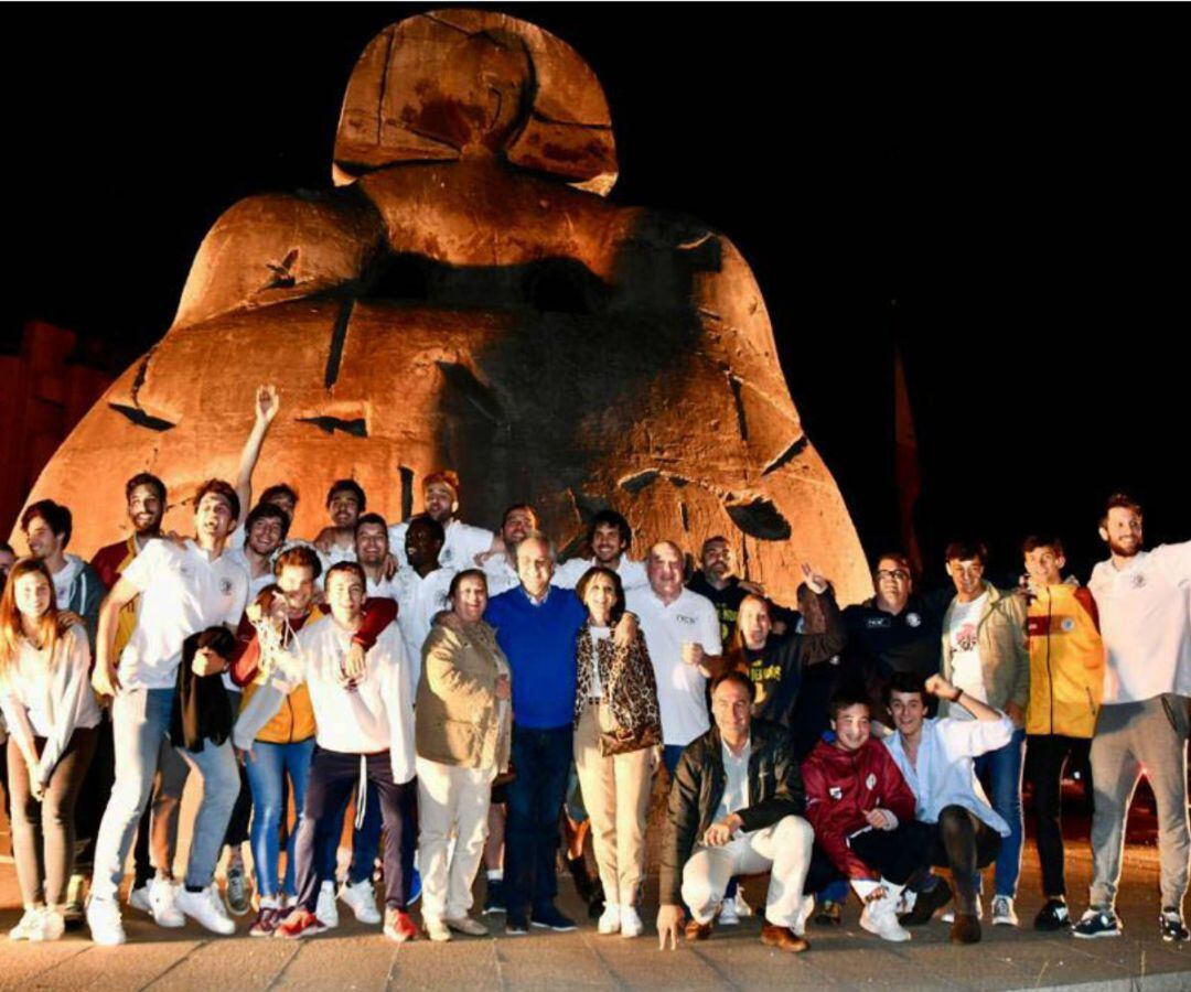 Jugadores del NCS Baloncesto Alcobendas celebrando el ascenso en La Menina
