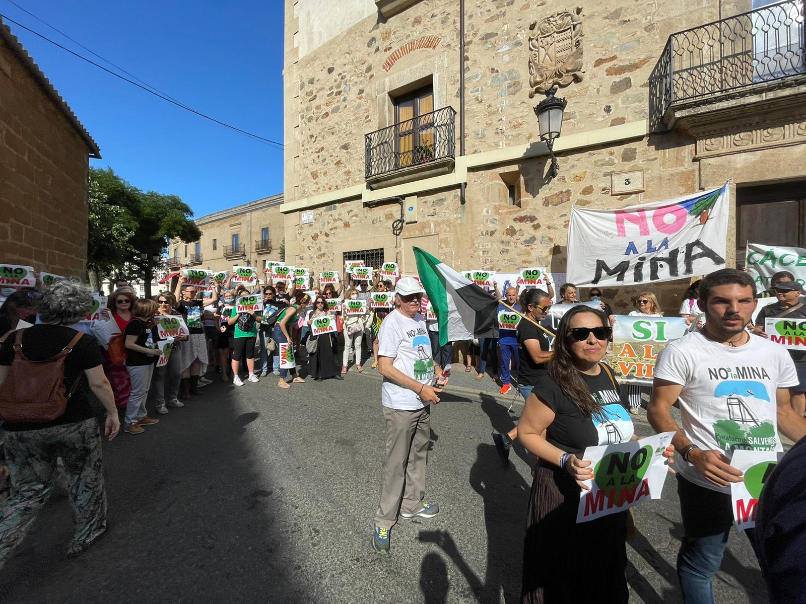 Ciudadanos y miembros de la Plataforma Salvemos la Montaña a las puertas de la Cámara de Comercio