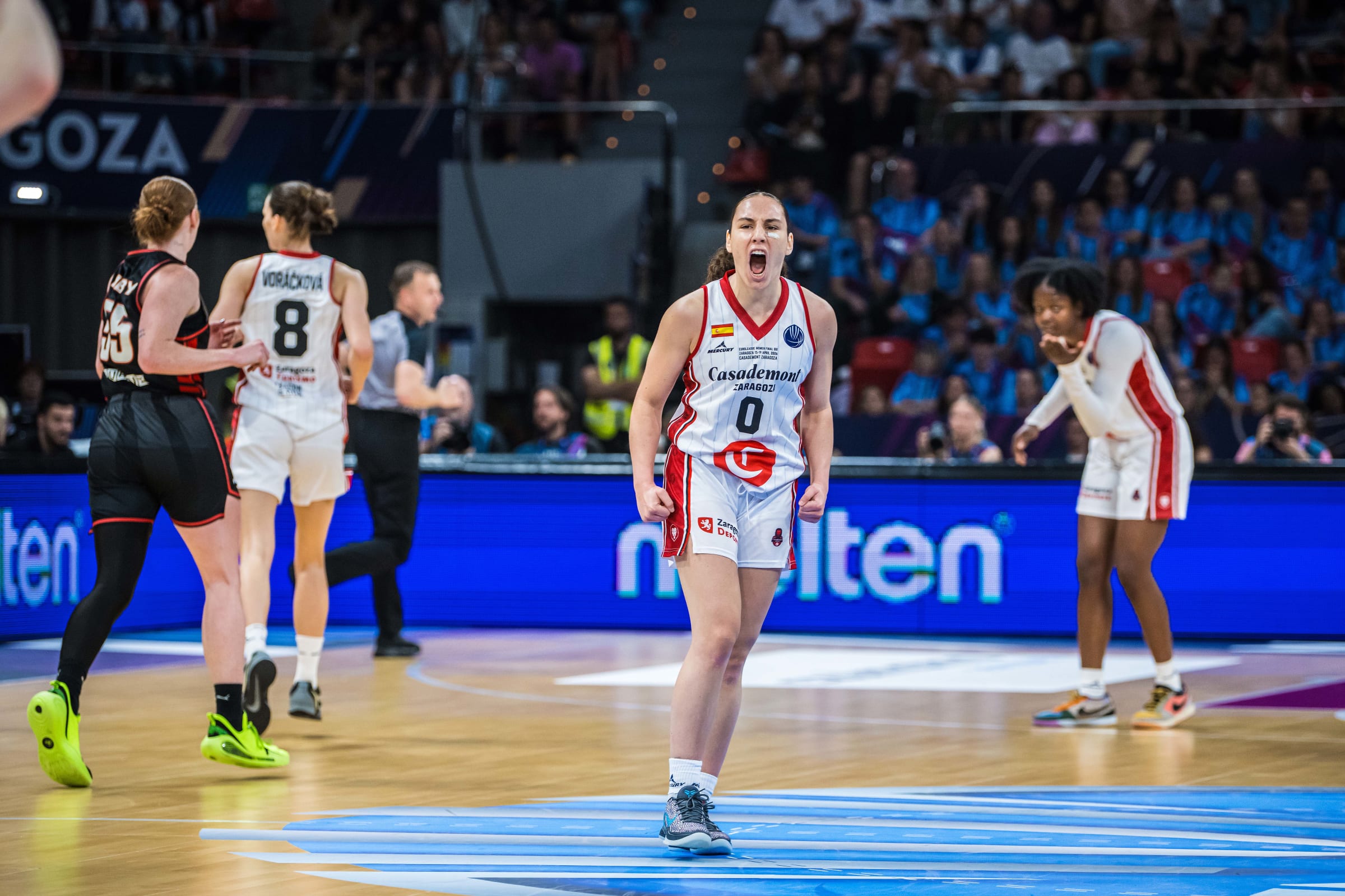 Carla Leite celebra una canasta en la Final Six