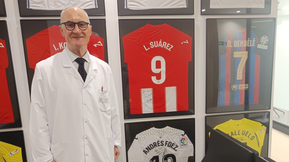 El doctor Ripoll en la clínica que tiene en el Estadio de los Juegos Mediterráneos.