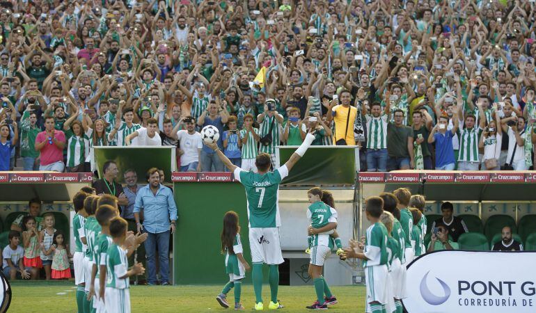 GRA365 SEVILLA. 01/09/2015.- El extremo derecho Joaquín Sánchez, uno de los ídolos de la afición bética en la primera década de este siglo durante su presentación oficial como jugador del Betis .-EFE/JOSÉ MANUEL VIDAL.