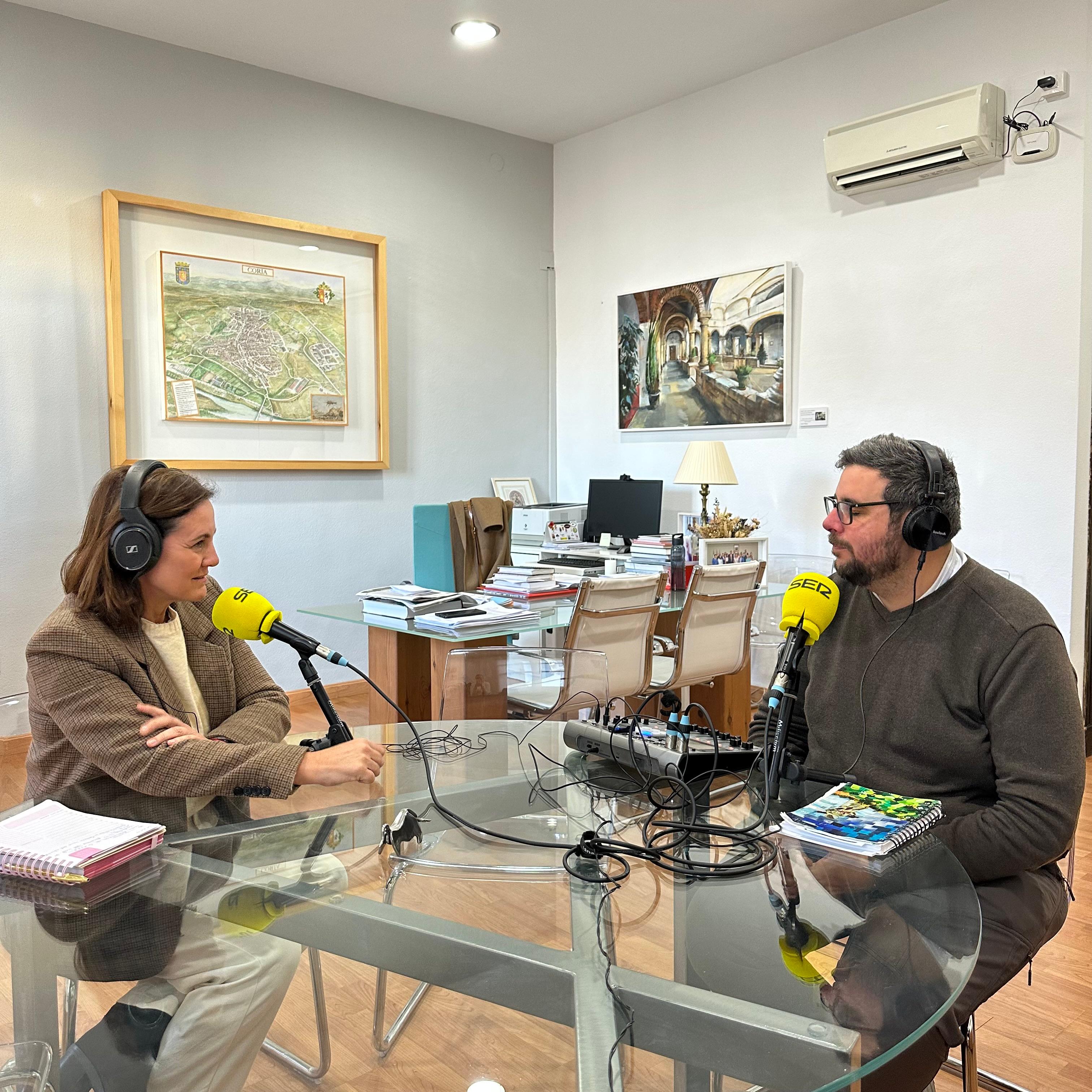 Un momento de la entrevista con Almudena Domingo, alcaldesa de Coria