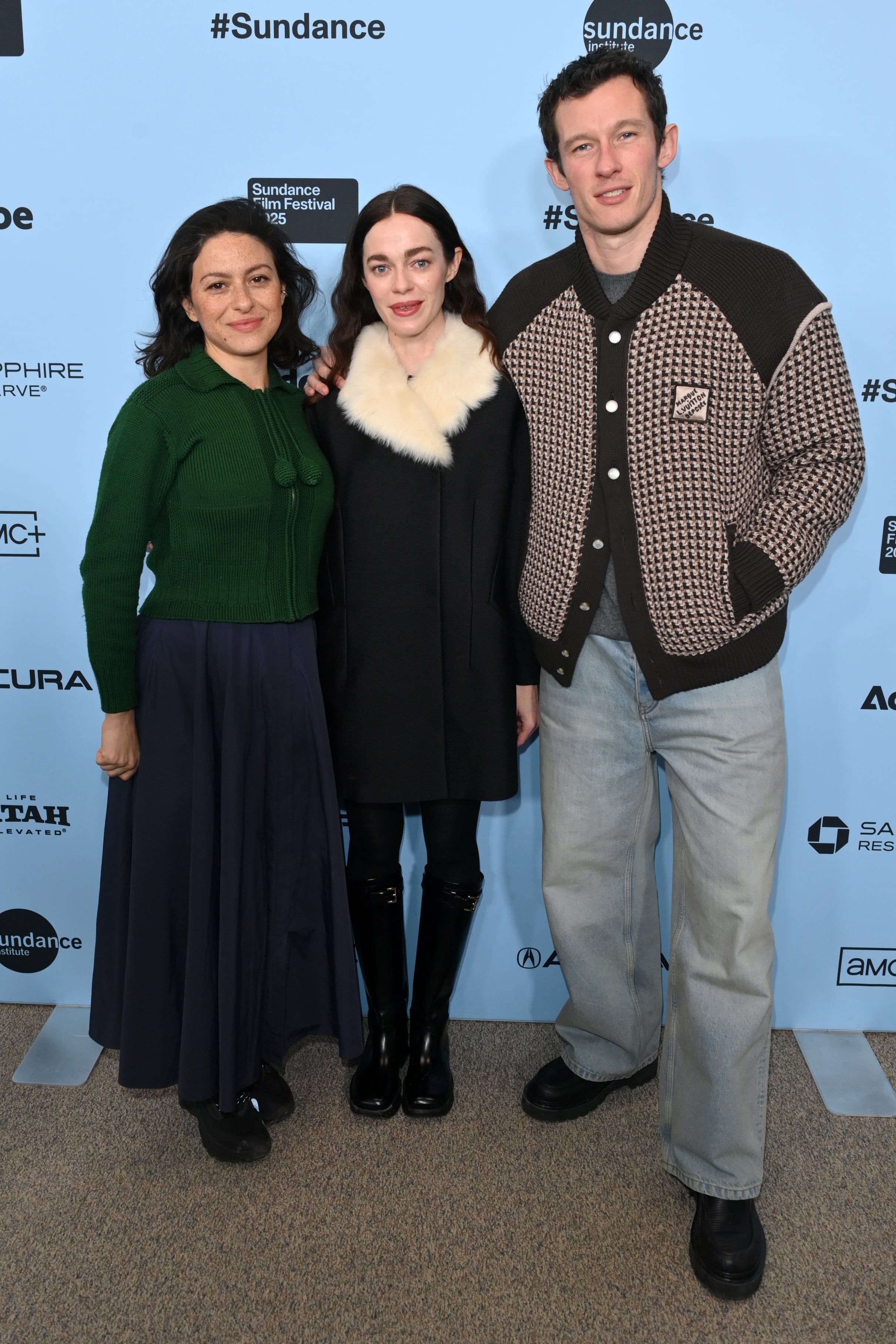 USA299. PARK CITY (ESTADOS UNIDOS), 31/01/2025.- Fotografía sin fecha cedida por el Festival de Cine Sundance de la directora de la película &#039;Atropia&#039;, Hailey Gates (c) y los protogonistas Alia Shawkat (i) y Callum Turner (d), posando en la alfombra del estreno de la cinta en el festival celebrado en Park City, Utah.  La película &#039;Atropia&#039;, de Hailey Gates, recibió el gran premio del jurado del Festival de Sundance en la selección de drama estadounidense, mientras que la india &#039;Sabar Bonda&#039; (&#039;Cactus Pears&#039;), de Rohan Kanawade, se coronó con el mismo galardón en la competencia de cine mundial de drama. EFE/George Pimentel/Sundance Film Festival /SOLO USO EDITORIAL /NO VENTAS /SOLO DISPONIBLE PARA ILUSTRAR LA NOTICIA QUE ACOMPAÑA /CRÉDITO OBLIGATORIO
