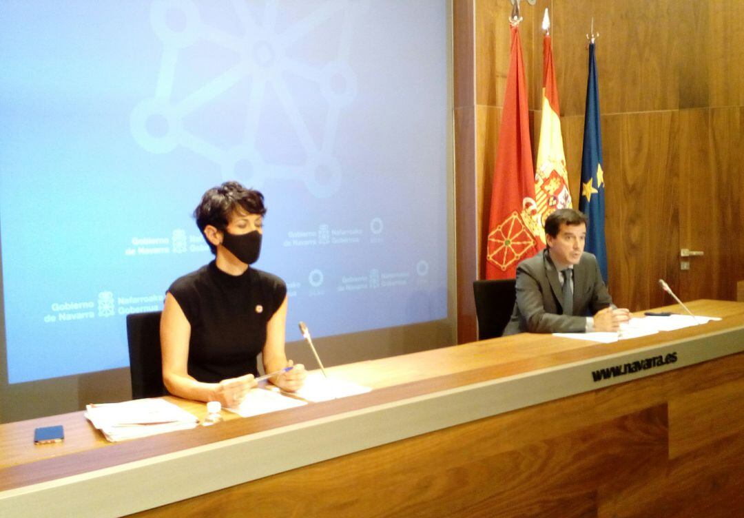 La consejera de Economía y Hacienda, Elma Saiz, y el consejero de Desarrollo Económico, Mikel Irujo, en la presentación del nuevo paquete de ayudas a la hostelería y el turismo en Navarra.